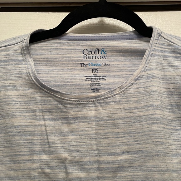 Croft and Barrow Women’s Blue and White Long Sleeve Shirt - Picture 2 of 3